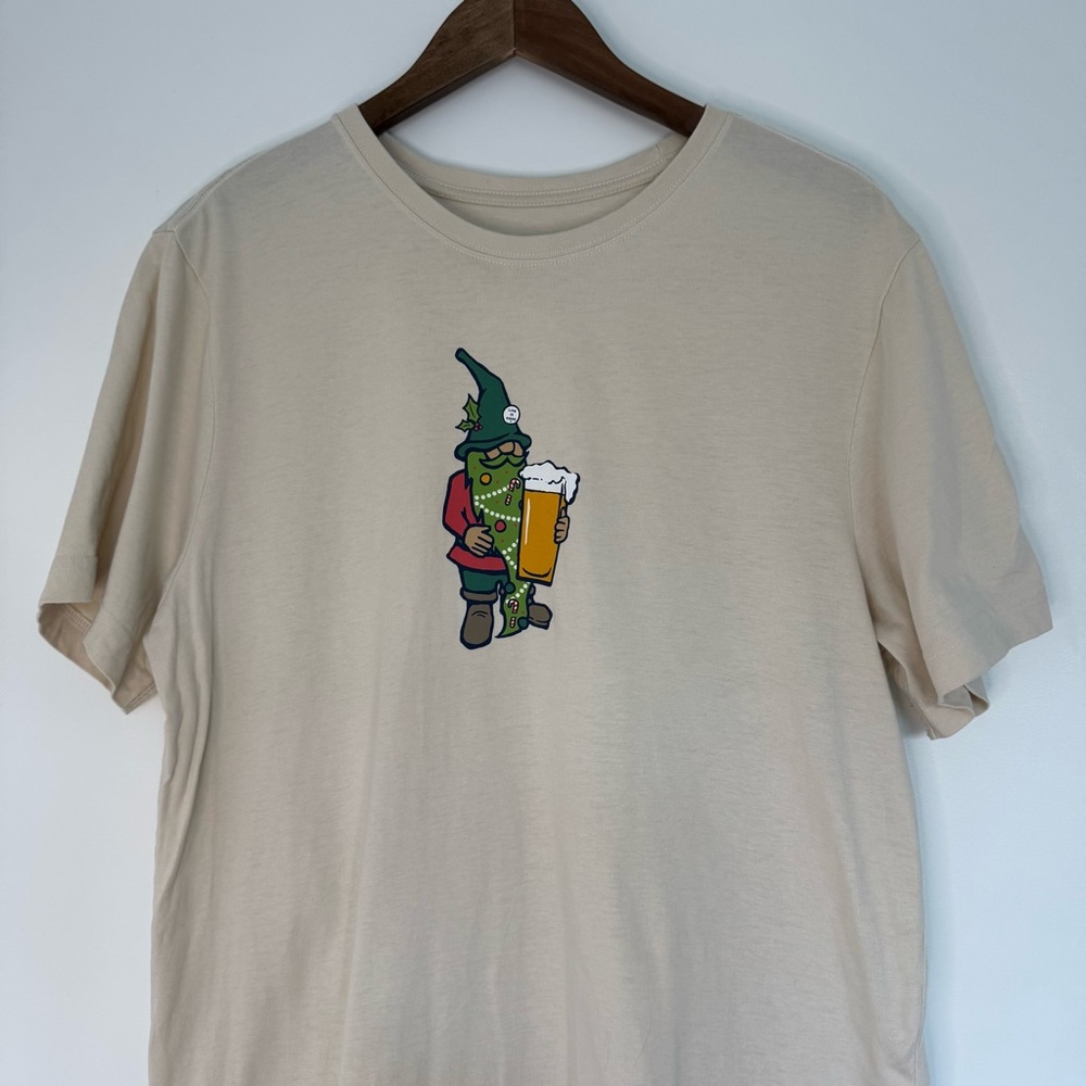 Men’s Medium Holiday Christmas Gnome with Beer T-Shirt Life is Good Cream Shirt